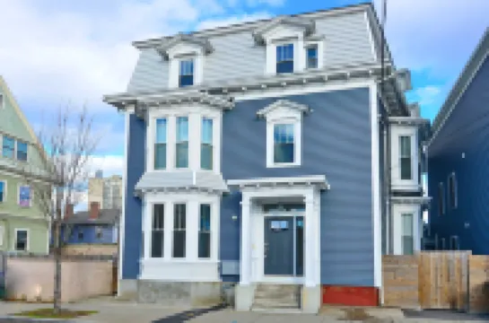 Relaxing Deck and Cozy Charm - Stylish Urban Retreat