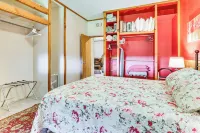 La Crescent Cottage on Minnesota Bluffs w/ View! - Pet friendly