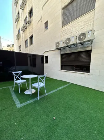 Charming Amman Apartment with Garden and Balcon Отели рядом с достопримечательностью «King Hussein Bin Talal Mosque»
