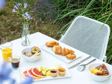 Novotel Suites Nancy Centre Отели рядом с достопримечательностью «Basilique Notre-Dame-de-Lourdes»