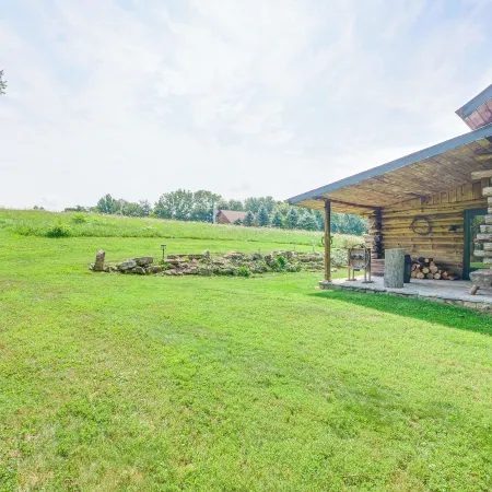 1800s Romantic Cabin! Fireplace and 3 Jacuzzi Tubs