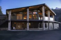 Breathtaking Mountain Views and Hot Tub - Spectacular Log Cabin Oasis