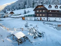 Mölbegg Hotels near Grimming