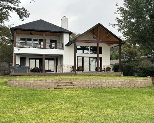 Beautiful Lakefront House with Amazing Views Hotels in Tool