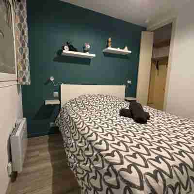 Charming T2 with parking (rare Top of the historic center. Very quiet. Rooms