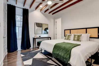 Charming Space with Modern Amenities and Full Kitchen - Elegant Retreat Hotels in Garden District