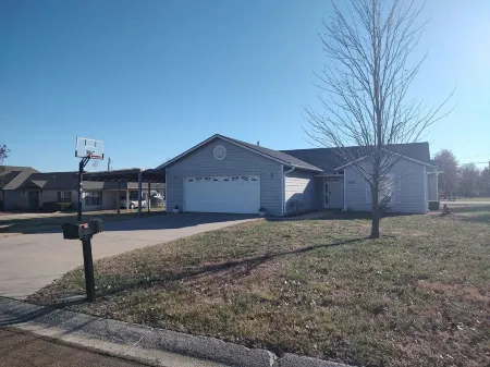 Charming 3-Bedroom House in Iola Отели в г. Allen County