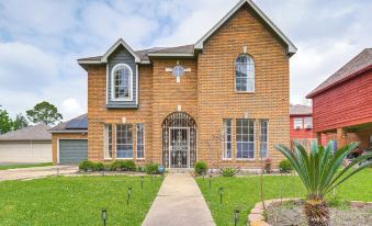 Home 7 Mi to Energy Corridor: Remote-work Ready!