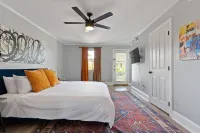 Charming Balcony Oasis with Secure Parking - Stylish Retreat Hotels in Lower Garden District