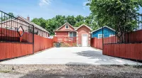 KC Fun House with Pool Table & Arcade Games - 7 min to PNL!