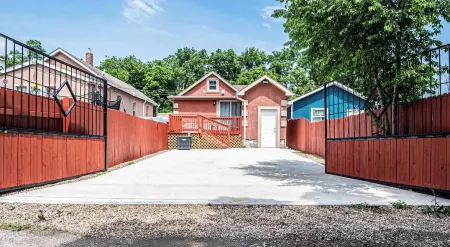 KC Fun House with Pool Table & Arcade Games - 7 min to PNL!