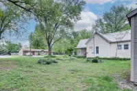 Cozy Carterville Home: 3 Mi to Crab Orchard Lake! - 2-Star