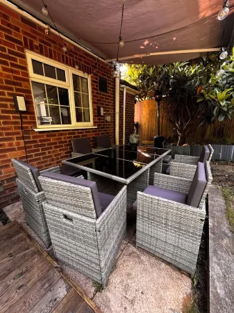 Close to Beaches and the New Forest - 4 bedroom house - pet and child friendly Отели в г. Ферндаун