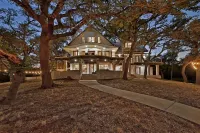 Luxury Lakefront Escape on Lake Travis Hotels in Travis County