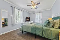 7.7 mi to LakePoint Sports - Near Historic DT - HotTub