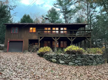 Cozy Home with Lake Sunapee Access 2 Min Walk / 7 Mins to Mount Sunapee Отели рядом с достопримечательностью «Mount Sunapee State Park and Ski Area»