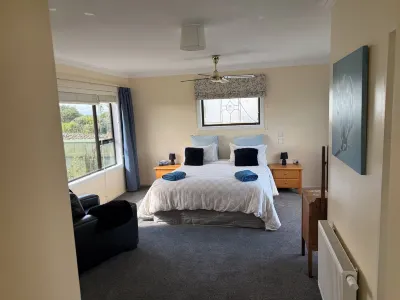 Sandwalk - Big, bold and beachfront Hotell i Paraparaumu Beach