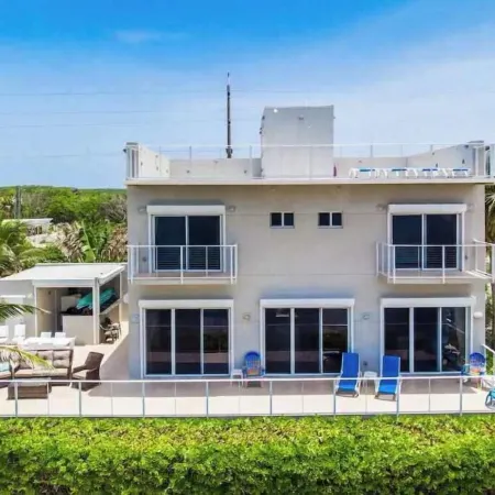 Ocean's Edge: Beachfront Home with Rooftop Views