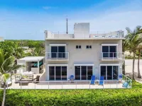Ocean's Edge: Beachfront Home with Rooftop Views