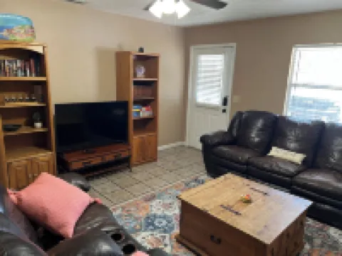 Cozy 2-bedroom house in charming Chiefland with WiFi, AC