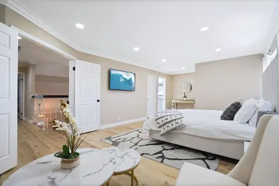 Spacious Clean Home w/ Quality Furniture close to Disneyland & Huntington Beach! Hotels near Orange County Food Bank.