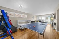 Game Room and Modern Amenities - Spacious Luxe Retreat فنادق في Bayonne