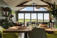 Swallows Rest – Laid-Back Luxury for 6, Tucked Away in 12 Acres of Cornish Calm Housel Bay Beach附近的飯店