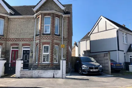 Short stroll to Quay, shops and restaurants Отели в г. Пул