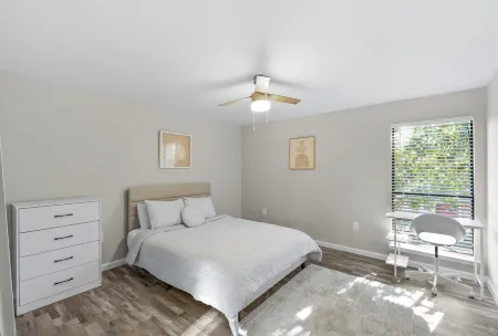 Chic 2-bedroom apartment with pool, fitness room in vibrant Addison