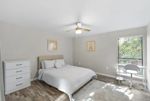 Chic 2-bedroom apartment with pool, fitness room in vibrant Addison