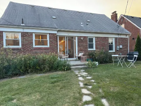 Cozy home in Dearborn Hills-Pet Friendly-Near Downtown Dearborn and Hospitals