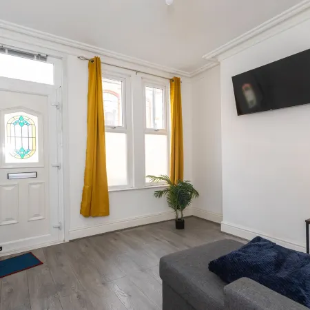 Green Corner House Sleeps 6 & Free Parking