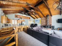 3-bedroom chalet in fabulous Bartlett, wonderful spot close to Storyland