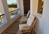 Aton Apartment in Luxor Resort, Minutes to City Center. Hotels in At Tod