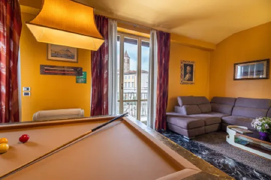 Downtown apartment of 180sqm offers WiFi a panoramic balcony.