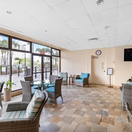 Waikiki 1Bd Condo with Free Parking Heated Pool Gym Central AC & Wifi