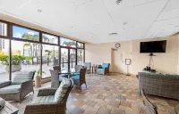 Waikiki 1Bd Condo with Free Parking Heated Pool Gym Central AC & Wifi