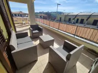 The Azalea: near Numana with large terrace and seasonal condominium pool Hotels in Sirolo