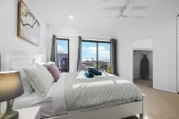 Manly Beach View Townhouse Haven - Coastal Retreat walk to the shops and water! 맨리 호텔