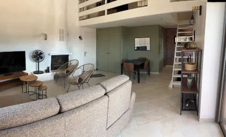 Large bastidon with exceptional views, on the edge of a hill.