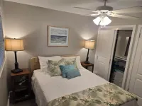 Charming 2-bedroom condo in Freeport with WiFi, AC. Steps to Coral Beach
