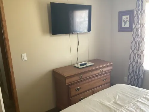 Charming 2-bedroom mobile home with WiFi, AC in peaceful Eddyville KY.