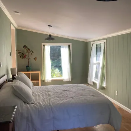 Charming 1-bedroom house surrounded by trees just outside tranquil Waldport