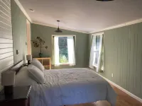 Charming 1-bedroom house surrounded by trees just outside tranquil Waldport