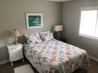 2 BR 2 Bath 1st floor condo with a water view, 10 min from beach