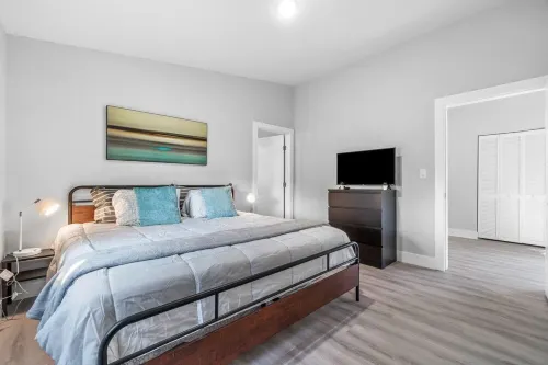 Beautiful Home Close to Beach and Atlantic Ave. Sleeps 10, Jacuzzi, Plunge Pool!