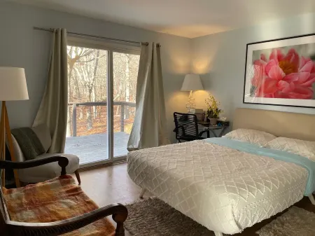 Charming 3-bedroom country house in East Hampton with AC, WiFi, backs up to park