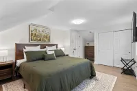 Newly Renovated 2 Bedroom in Heart of Tariffville Hotels in Simsbury