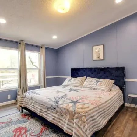Pet Friendly! Lakefront-4 bed, 2 bath house on Smith Lake- Crooked Creek Retreat