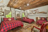 COZY CUB CABIN Mountainside • Lake George, Hot Tub, Fireplace, Gazebo فنادق في Hague